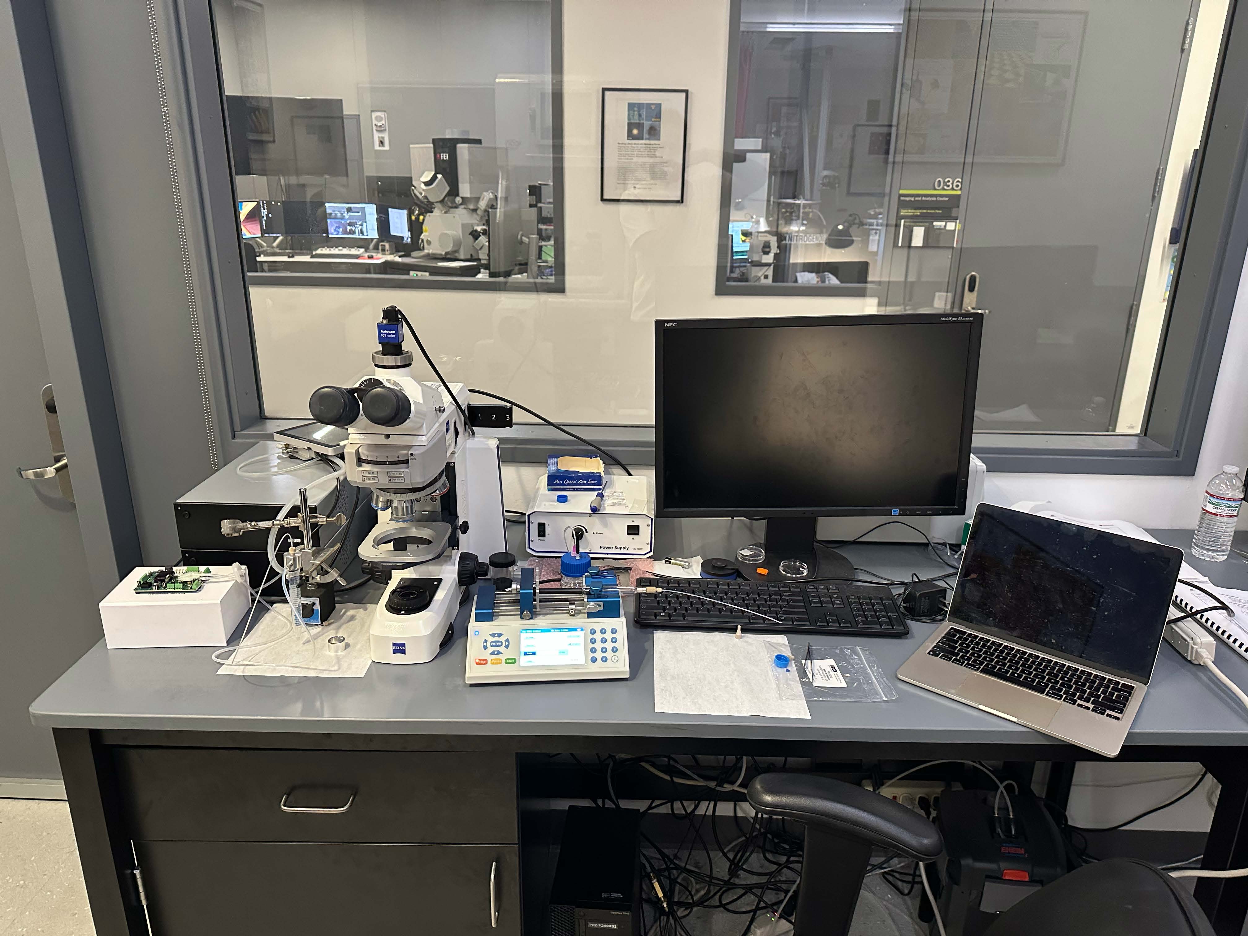 Microscope, syringe pump, and workstation used for fluorescence imaging